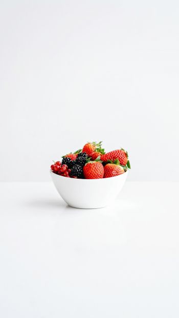 Обои 640x1136 фрукты, ягода, на белом фоне