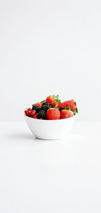 Обои 1440x3040 фрукты, ягода, на белом фоне