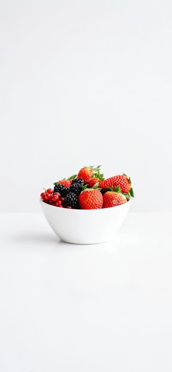 Обои 828x1792 фрукты, ягода, на белом фоне