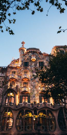 Paseo de Grasia, Barcelona, Spain Wallpaper 720x1440