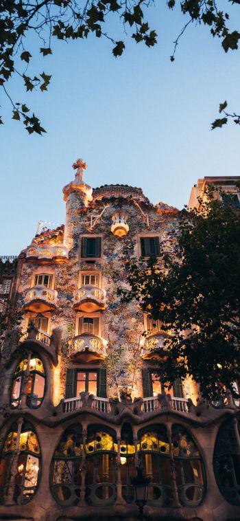 Paseo de Grasia, Barcelona, Spain Wallpaper 1080x2340