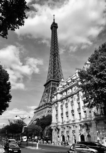 Обои 1668x2388 Эйфелева башня, черное и белое, Париж