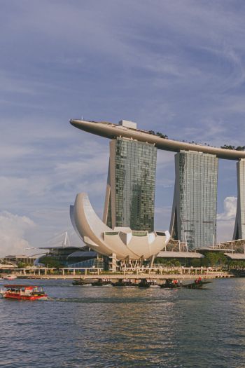 Обои 640x960 Сингапур, офисное здание, море