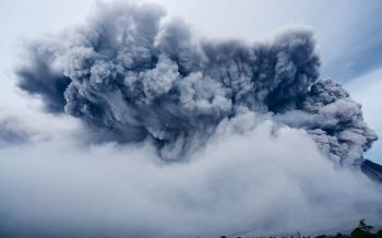 Обои 2560x1600 облака, дым, Гора Синабунг