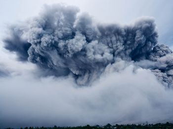 Обои 1024x768 облака, дым, Гора Синабунг