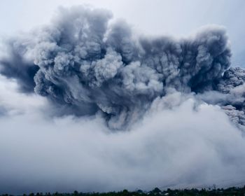 Обои 1280x1024 облака, дым, Гора Синабунг