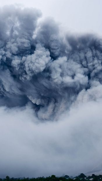 Обои 640x1136 облака, дым, Гора Синабунг
