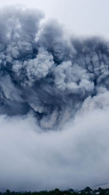 Обои 2160x3840 облака, дым, Гора Синабунг