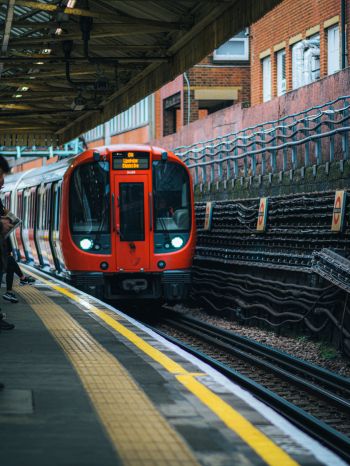 Обои 1620x2160 Лондон, Великобритания, поезд, метро