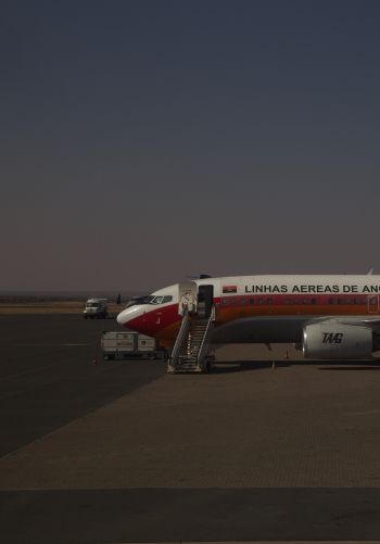 Обои 1668x2388 Виндхук, Намибия, самолет