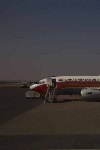 Обои 640x960 Виндхук, Намибия, самолет
