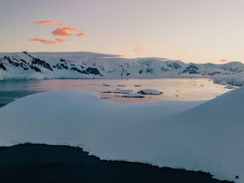 Обои 800x600 Антарктида, озеро, горные сопки