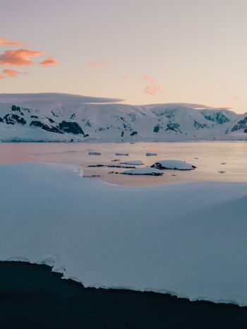 Обои 1620x2160 Антарктида, озеро, горные сопки