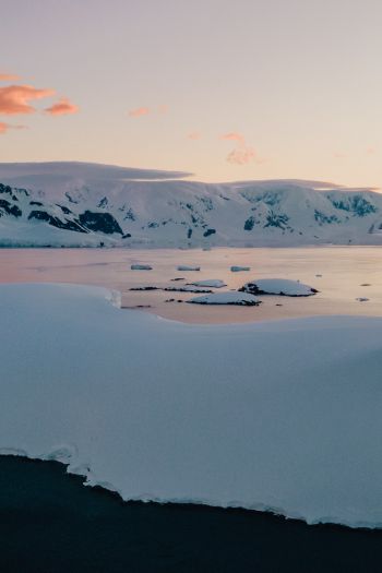 Обои 640x960 Антарктида, озеро, горные сопки
