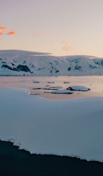 Обои 600x1024 Антарктида, озеро, горные сопки