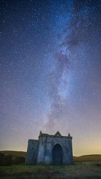 Обои 1440x2560 звездное небо, млечный путь, замок