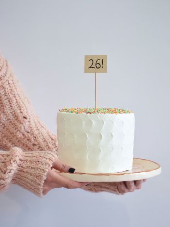 Обои 1668x2224 торт, бежевый, с днем рождения