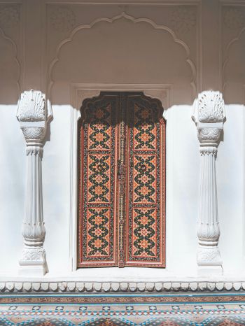 Обои 1536x2048 резная дверь, колонны, белый
