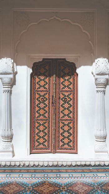 carved door, columns, white Wallpaper 640x1136