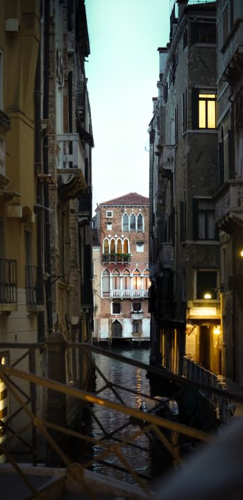 Venice, metropolitan city of venice, Italy Wallpaper 1080x2220