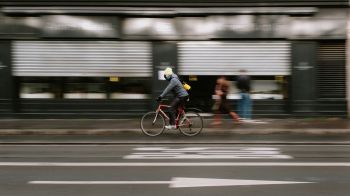 Обои 2048x1152 Париж, Франция, велосипедист