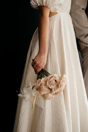 dress, bouquet, girl Wallpaper 640x960