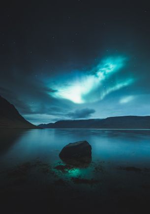 Iceland, northern lights Wallpaper 1668x2388