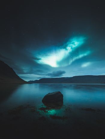 Iceland, northern lights Wallpaper 1668x2224
