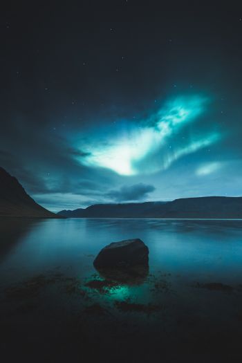 Iceland, northern lights Wallpaper 640x960