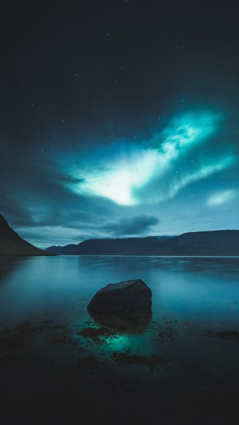 Iceland, northern lights Wallpaper 640x1136