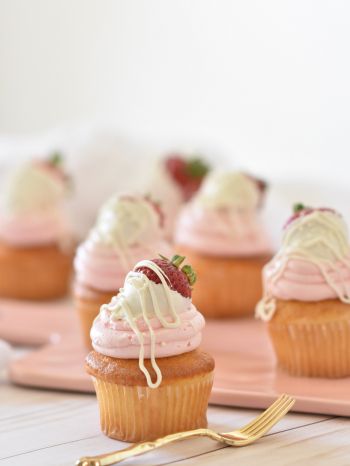 cupcakes, dessert Wallpaper 1536x2048