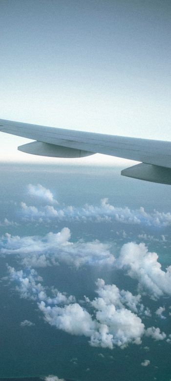 Обои 720x1600 крыло самолета, облака