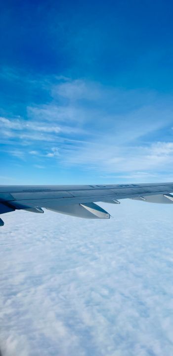 Обои 1080x2220 крыло самолета, над облаками