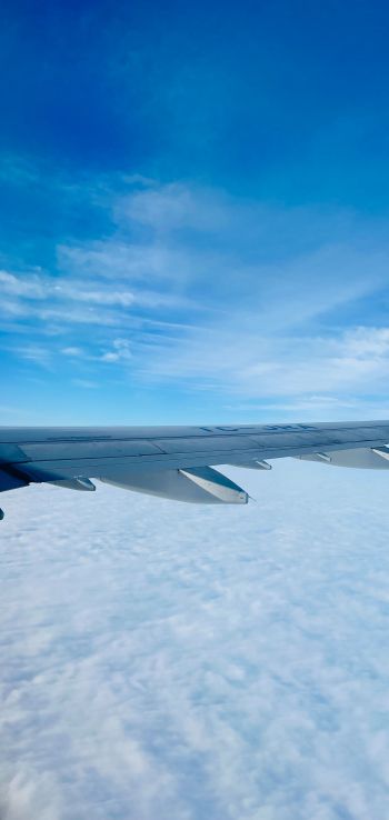 Обои 720x1520 крыло самолета, над облаками