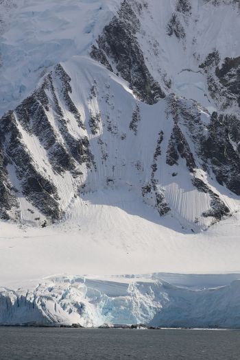 Antarctica, eternal glaciers Wallpaper 640x960