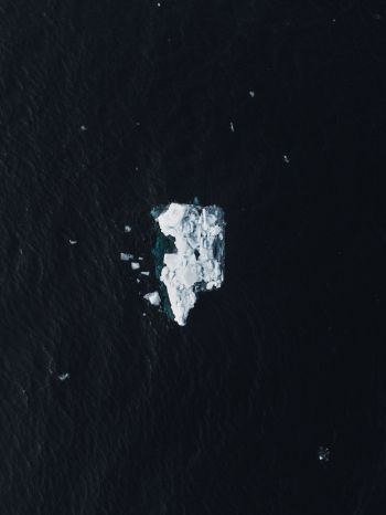 Обои 2048x2732 одинокий айсберг, лед
