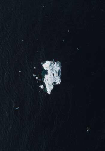 Обои 1668x2388 одинокий айсберг, лед
