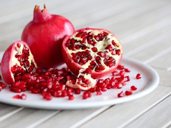 pomegranate, berry Wallpaper 1024x768