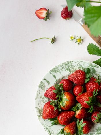 Обои 1620x2160 ягоды, клубника, летнее фото