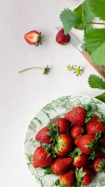 Обои 640x1136 ягоды, клубника, летнее фото
