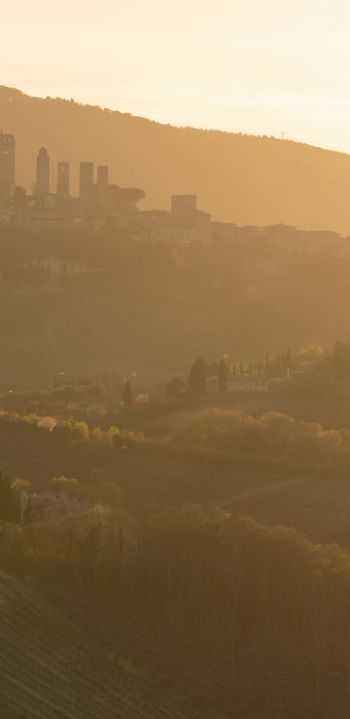 Обои 1080x2220 провинция Сиена, Италия, над городом