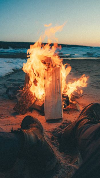 campfire, by the sea Wallpaper 640x1136