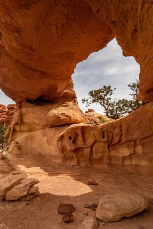 stone pillars, arch Wallpaper 640x960