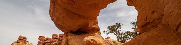 stone pillars, arch Wallpaper 1590x400