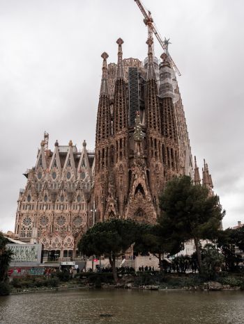 Sagrada Familia, Barcelona, Spain Wallpaper 2048x2732