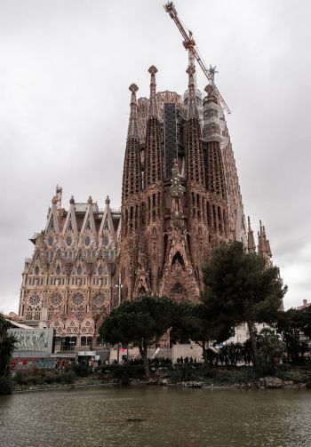 Sagrada Familia, Barcelona, Spain Wallpaper 1640x2360