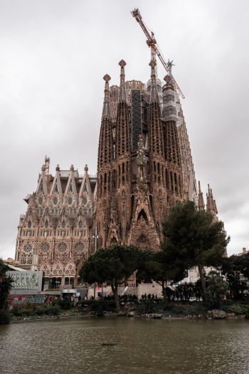 Sagrada Familia, Barcelona, Spain Wallpaper 640x960