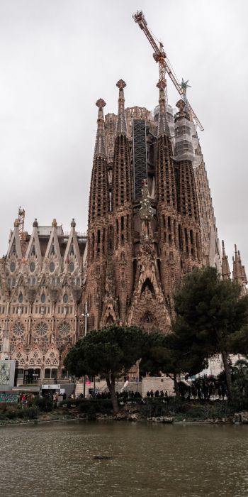 Sagrada Familia, Barcelona, Spain Wallpaper 720x1440