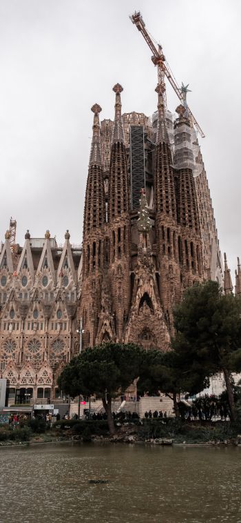 Sagrada Familia, Barcelona, Spain Wallpaper 1080x2340