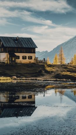 mountain house, place of retreat Wallpaper 640x1136